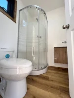 Cabaña Modular Edison – 8x3m con Dormitorio y Baño Completo - Imagen 5