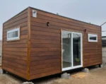 La Cabaña Modular Atenas es una solución habitacional lista para usar, ideal para quienes buscan un espacio adicional funcional y confortable. Perfecta como hospedaje de invitados, oficina en el jardín o refugio personal, esta cabaña de 18 m² combina diseño práctico y materiales de calidad para un uso inmediato.